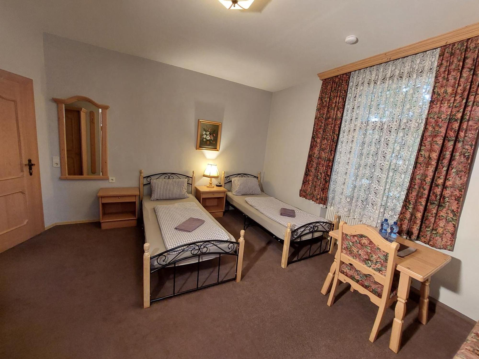 3 Raben - Leoben - Zimmer Fuer Geschaeftsreisende, Urlauber, Monteure Und Handwerker, Polski Pensjonat Austria Ngoại thất bức ảnh
