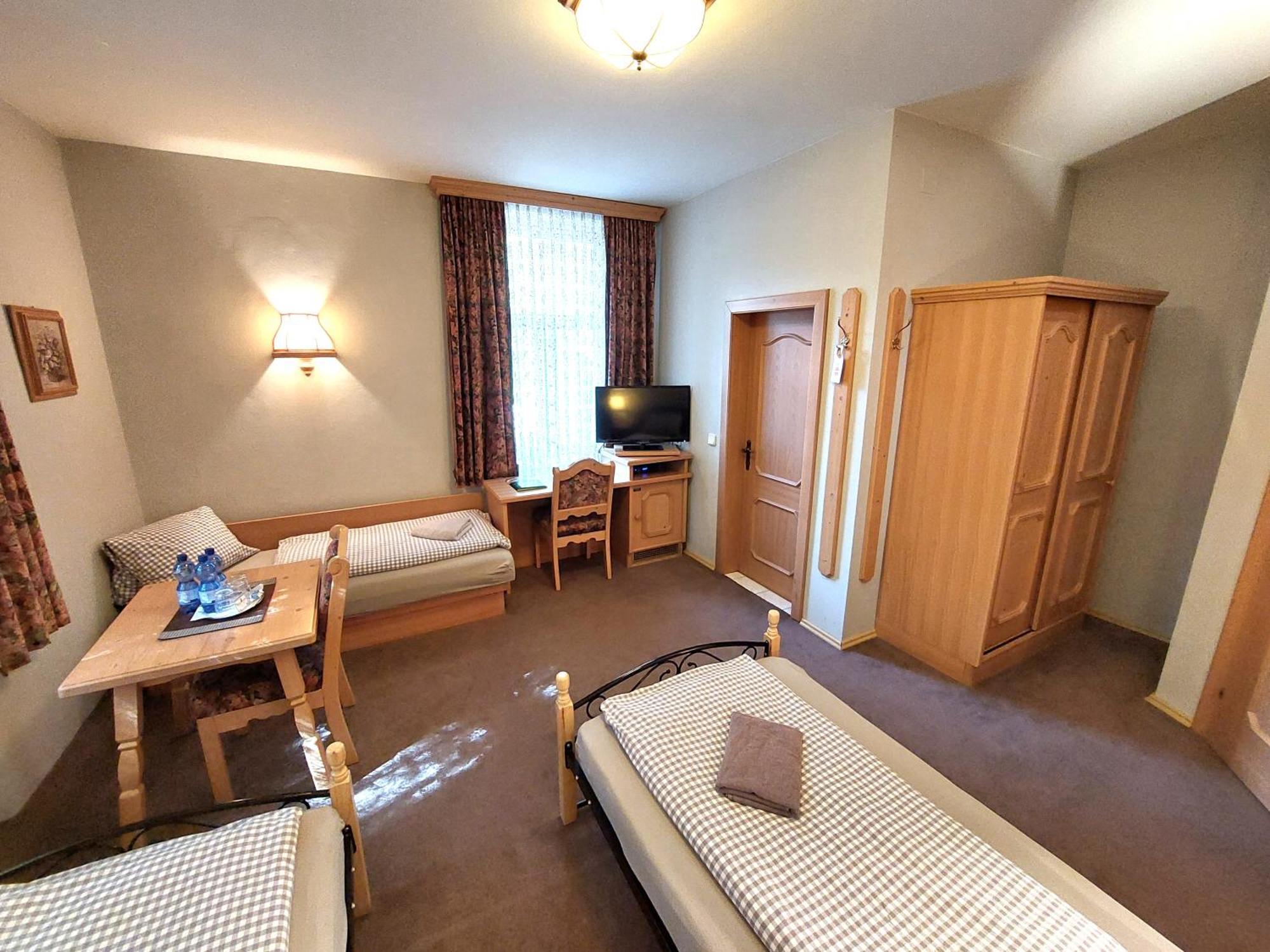 3 Raben - Leoben - Zimmer Fuer Geschaeftsreisende, Urlauber, Monteure Und Handwerker, Polski Pensjonat Austria Ngoại thất bức ảnh